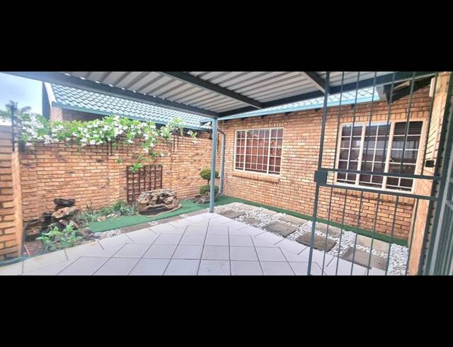 3 BEDROOM TOWNHOUSE FOR SALE IN AMBERFIELD